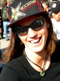 Deputy Sheriff kleidet Anita Molcik ein