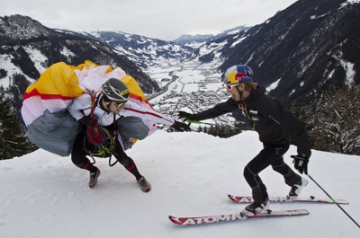 131211 Mayrhofen Riseandfall Paraglider skifahrer