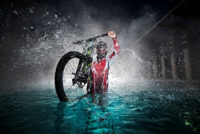 140729 SalzburgerHof FotografAndreSchoenherr Biker im Auenpool