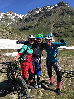 320GRT GO Bikerinnen unterwegs 1 kl