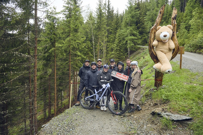Vali Höll testet neue Bearly Legal-Line in Saalbach