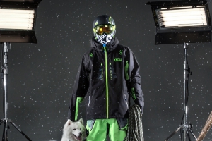 Ein Skihelm aus Mais und alten Auto Cockpits