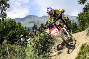 "High Five" beim Raiffeisen Club Nordkette Downhill.PRO 