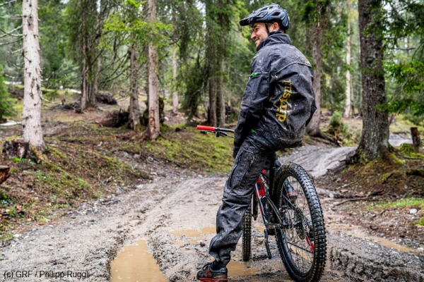 Claudio Caluori freut sich &uuml;ber den Dirtsuit auf den schlammigen Trails in Laax.