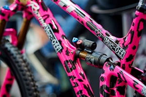 Auffälligste Lackierung? Muc-Off!