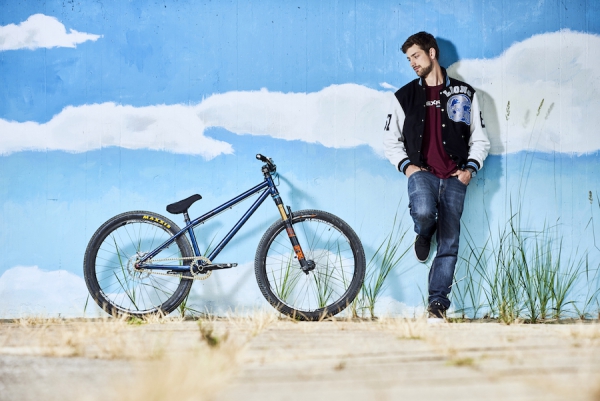 hendrik tafel and his custom coloured ice v2