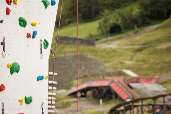 Kletterwand mit Blick auf den Bikepark