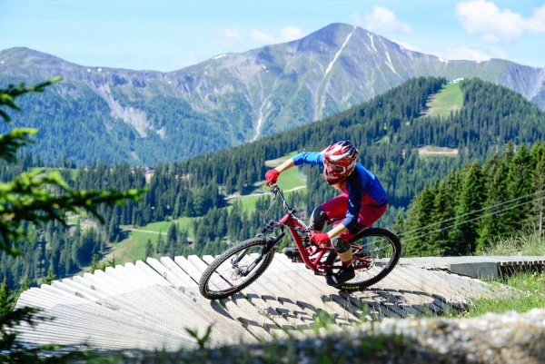 Camp Guide Steffi Teltscher beim Location-Check im Bikepark Serfaus-Fiss-Ladis