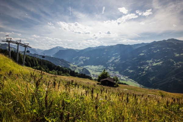 Blick von der Wiesenalm weit hinunter ins Zillertal