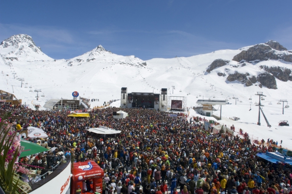 Frühling, Schnee und ein Konzert in 2.300 Meter Höhe: Das gibt es nur in Ischgl. Am Ostermontag rocken Silbermond die Idalp-Bühne. 
