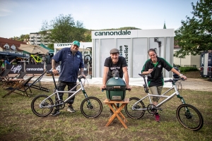 Thomas, Philipp Martin (Cannondale) und Jenny bei der Übergabe der "Hooligans"