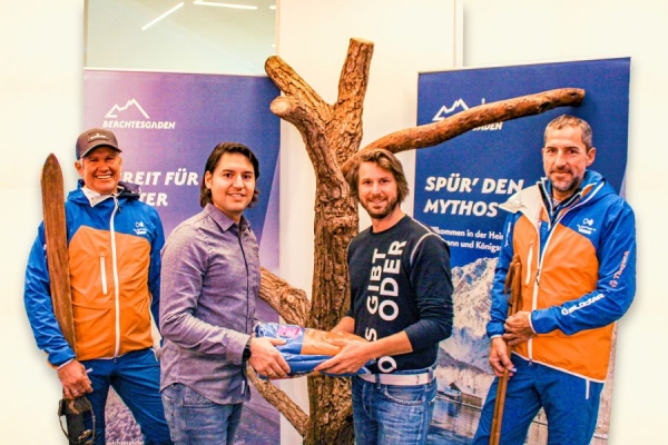 Freuen sich auf ihre Eins&auml;tze in der neuen Teamware von hyphen-sports: Eddy Balduin (li.) und Boris Bregar (re.) vom Meinungsbildner-Team mit Fabian Steinmetz, Marketing Manager Blizzard &amp; Tecnica (2.v.li), und Andi Schreilechner , Head of Sales hyphen-sports.