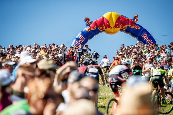 Mehr als 1.400 Zuschauer feuerten die Teilnehmer*innen in Tour de France-Manier an.