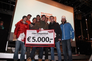 Jurymitglied Allard Faas (2.v.l.), Freeride-Pro Matthias Haunholder (4.v.l.) und Manfred Hofer von Kitzbühel Tourismus (r.) gratulierten den siegreichen Jungs von "Contains Powder" (Film) und "Freiraum" (Foto)