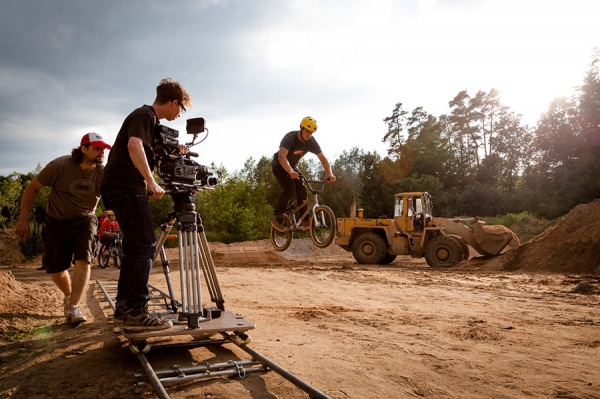 UVEX CORE RANGE STEIGT AUFS BIKE