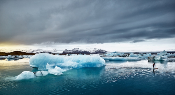 Stehpaddeln in der Naturlandschaft Islands &ndash; in &bdquo;Samaya&ldquo;, ein Beitrag beim Filmfest in St. Anton am Arlberg